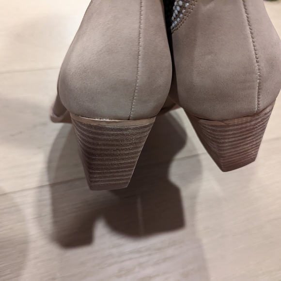 Elegant Beige Ankle Boots with Rhinestone Detail - Picture 5 of 11